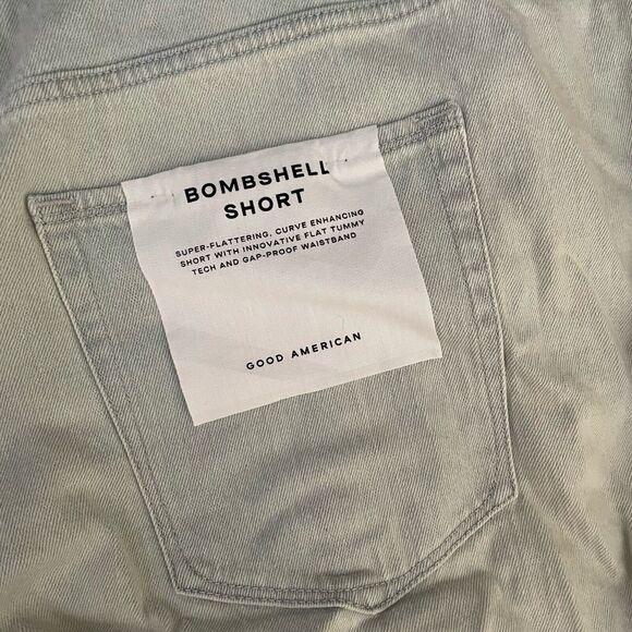 Good American The Bombshell Distressed Denim Shorts Sz 18 - Light Blue - Picture 8 of 10